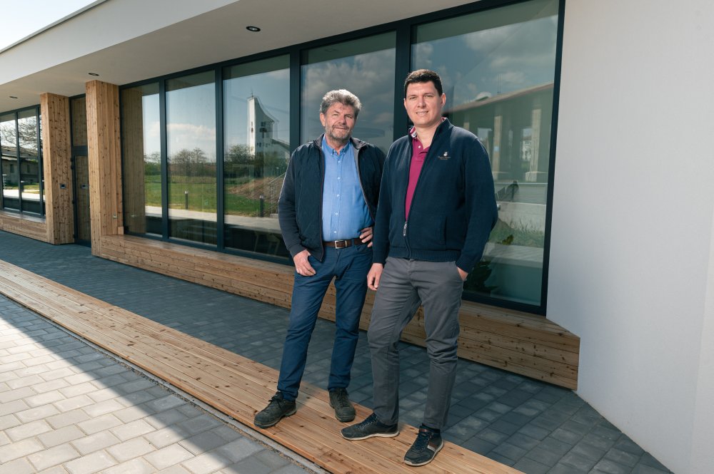 Štěpán Maňák starší a Štěpán Maňák mladší před jejich vinařstvím v Žádovicích